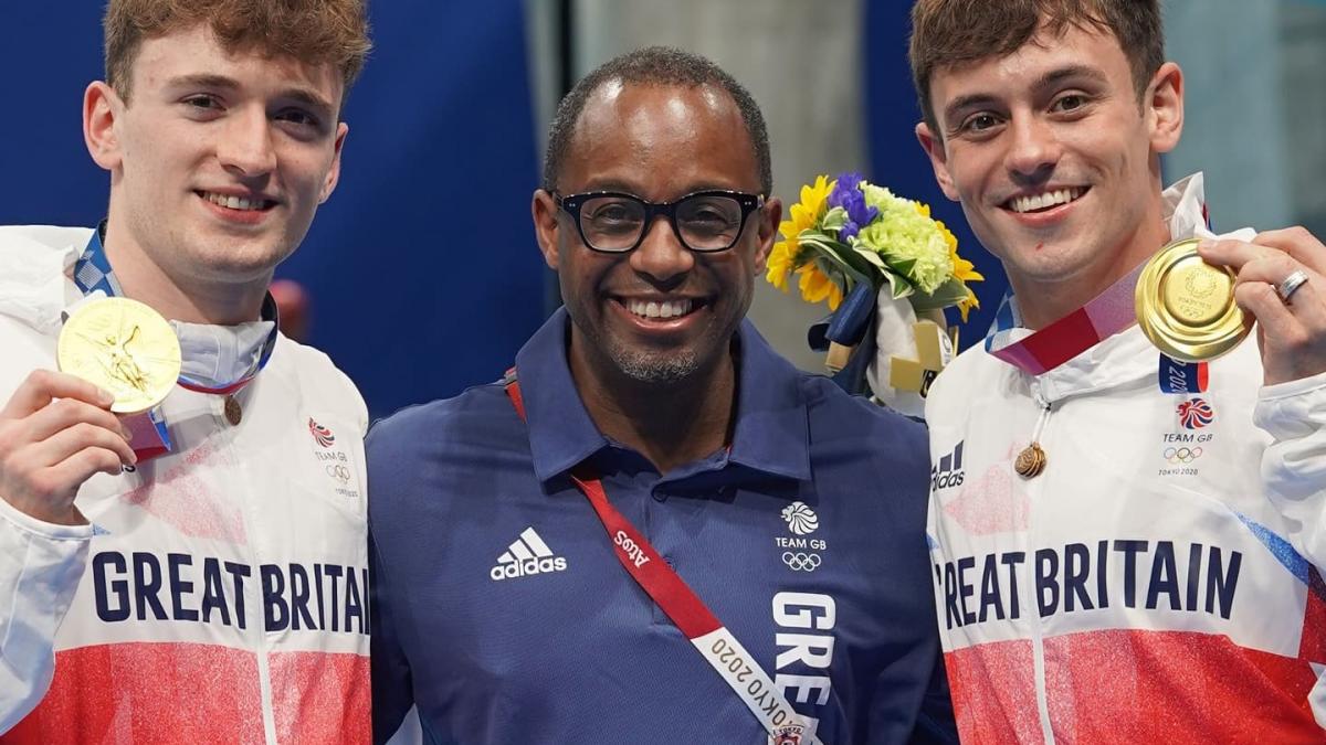 Team GB diving duo celebrate gold medal win with the team physio